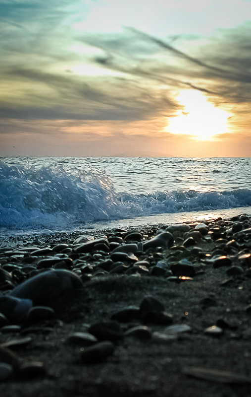 Wellen am Strand mit Sonnenuntergang
